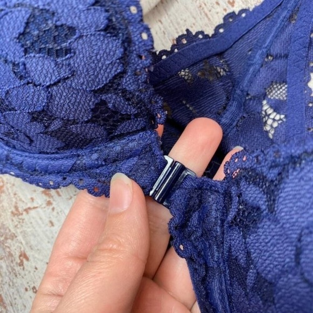 2 Pink Victoria’s Secret Bra Bundle 32C - Picture 7 of 9